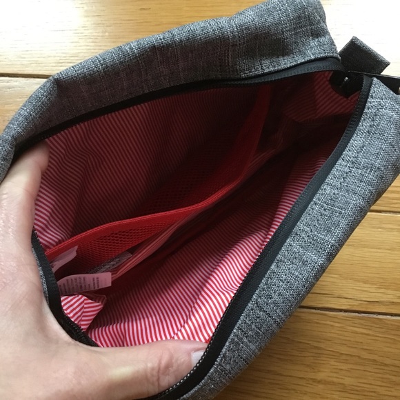 Herschel Draft Kings Raven Crosshatch Travel Bag - Picture 10 of 12